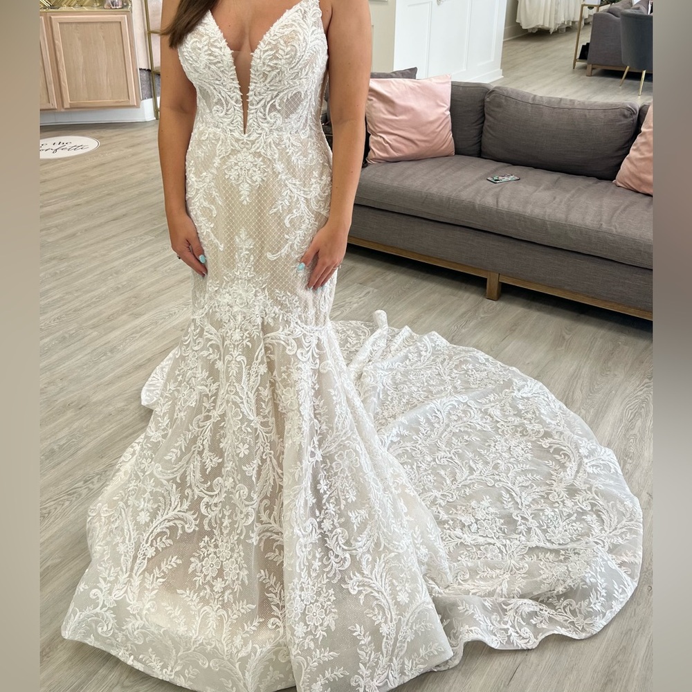 Martina Liana Wedding Dress with Train - Picture 6 of 12